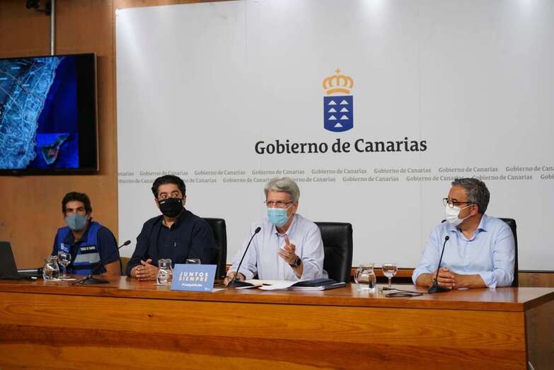 El consejero Julio Pérez dando cuenta de la evolución del incendio/TA.